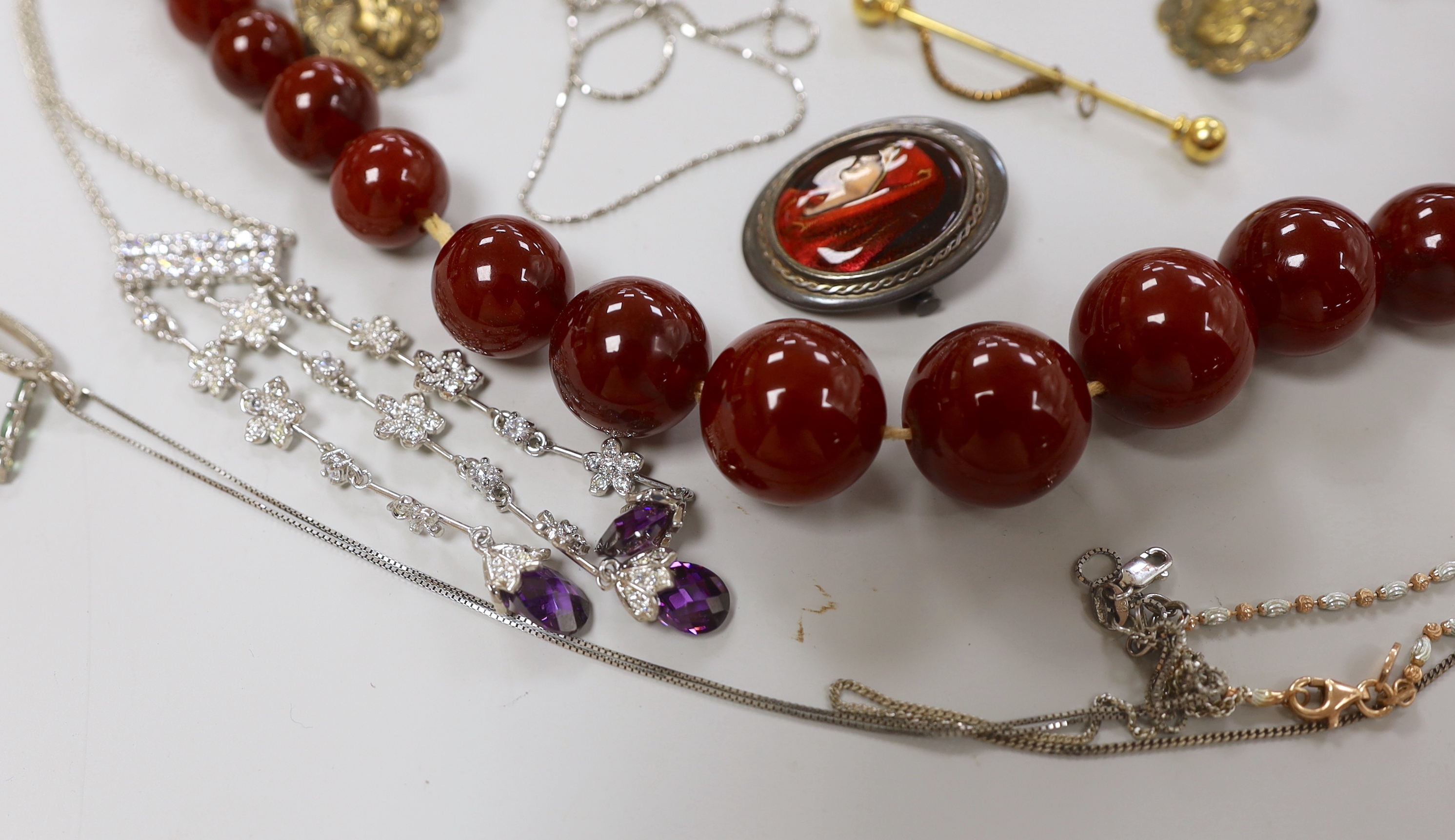 A single strand simulated graduated cherry amber bead necklace, 62cm, gross weight 81 grams and a small group of assorted costume jewellery.